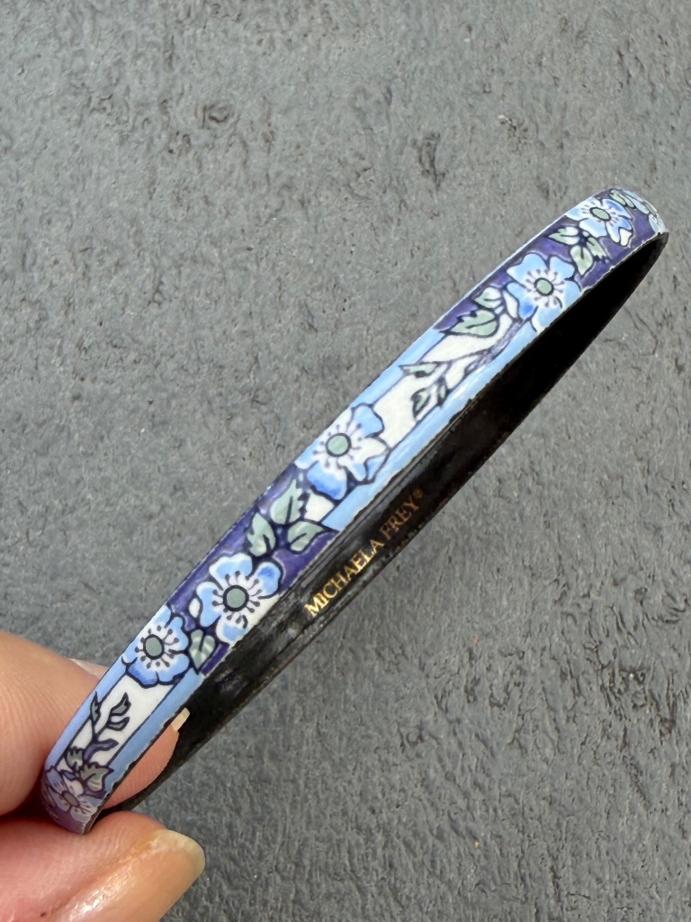 VINTAGE MICHAELA FREY BLUE WHITE ENAMEL FLOWERS FLOWER ENAMEL BANGLE BRACELET